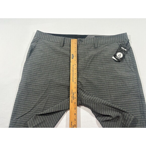Volcom Mens Frickin SNT Static 21 Gray Stripe Modern Hybrid 10" Shorts Sz 40 NWT - Picture 4 of 16